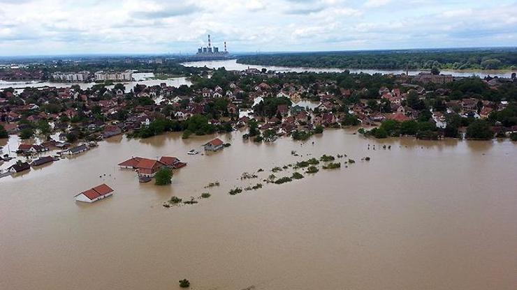 Balkanları vuran sel felaketinin havadan görüntüleri şoke etti