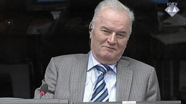 Srebrenica katliamıyla suçlanan Mladiçin davası başladı
