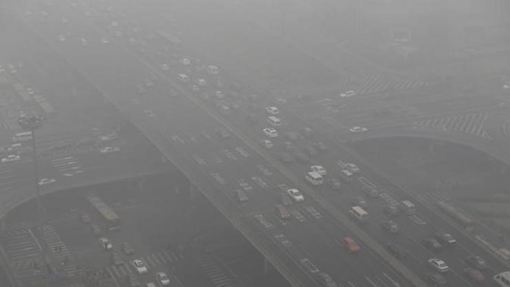 Çinde hava kirliliği nedeniyle 6 milyon araç trafikten men edilecek