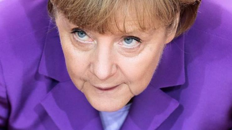 Merkelin yeni kriptolu cep telefonu da dinleniyor