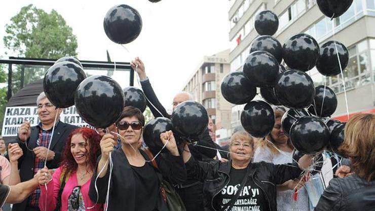 Somada ölen işçiler için siyah balonlar uçuruldu