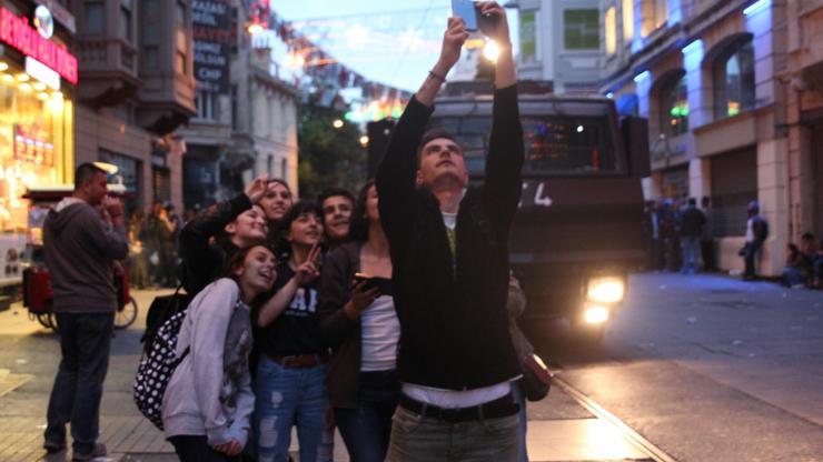 Eylemciler TOMA önünde selfie çekti