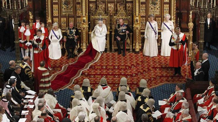 Kraliçe II. Elizabeth göz kamaştıran bir törenle parlamentoyu açtı
