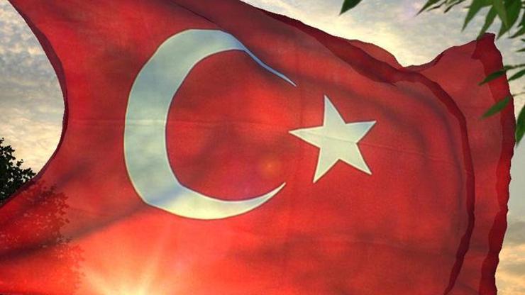İlkokuldaki Türk bayrağı indirilip yakıldı