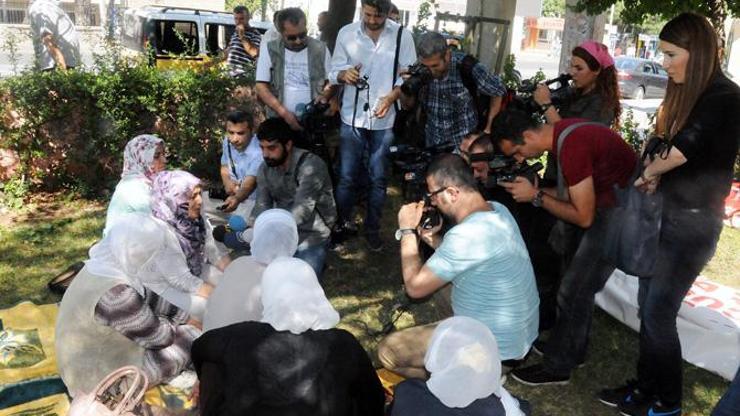 Diyarbakırda bir grup kadın oturma eylemi başlattı