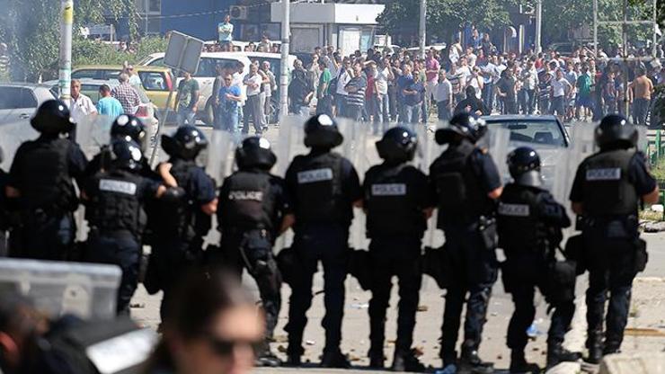 Kosovada öfkeli Arnavutlar polisle çatıştı