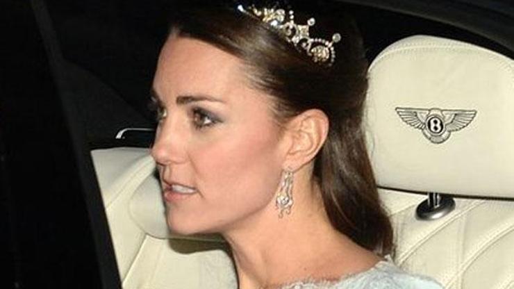 Kate Middleton pırlanta tacıyla büyüledi
