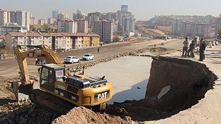 ODTÜ yolu çöktü..