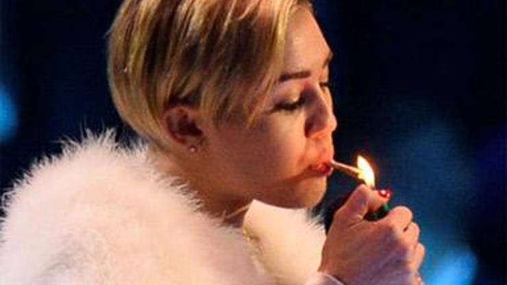 Miley Cyrus sahnede esrar içti..