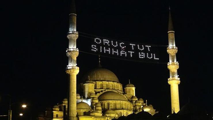 İstanbulda mahyalar camileri aydınlattı