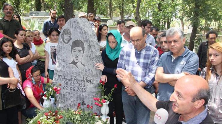 Mehmet Ayvalıtaşa özel mezar