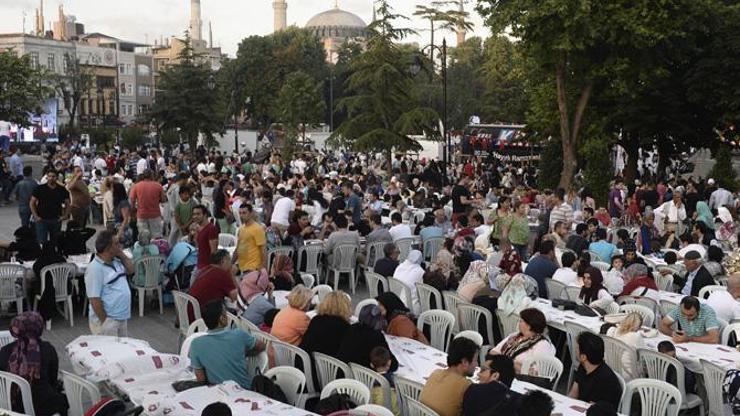 İstanbulda ilk iftar Sultanahmet Meydanında