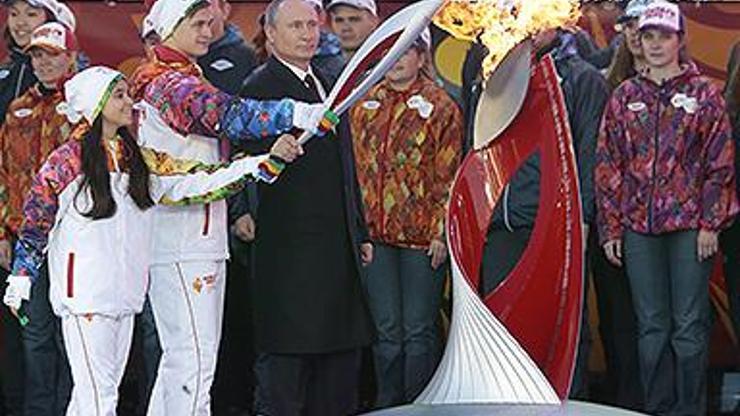 Kış Olimpiyatları meşalesini Putin ateşledi