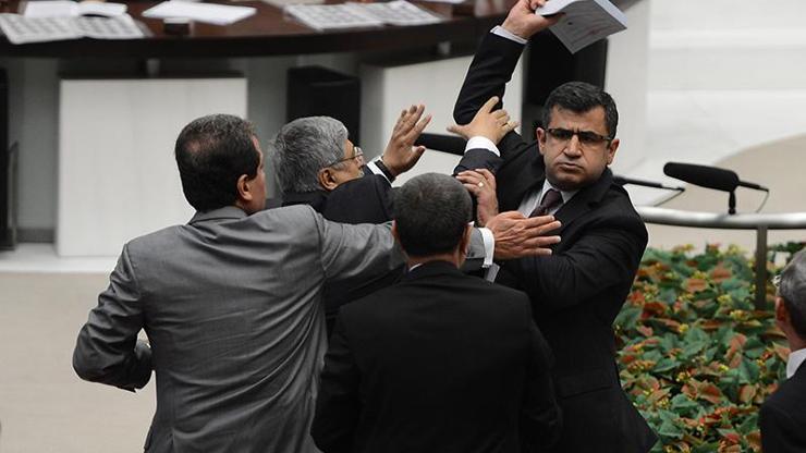 Mecliste torba yasa kitaplı kavga