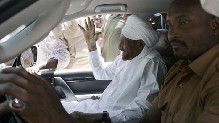 Sudanda muhalif liderin kızına gözaltı