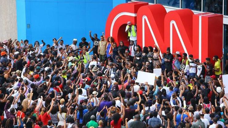 Siyah gencin öldürülmesi... CNN önünde protesto