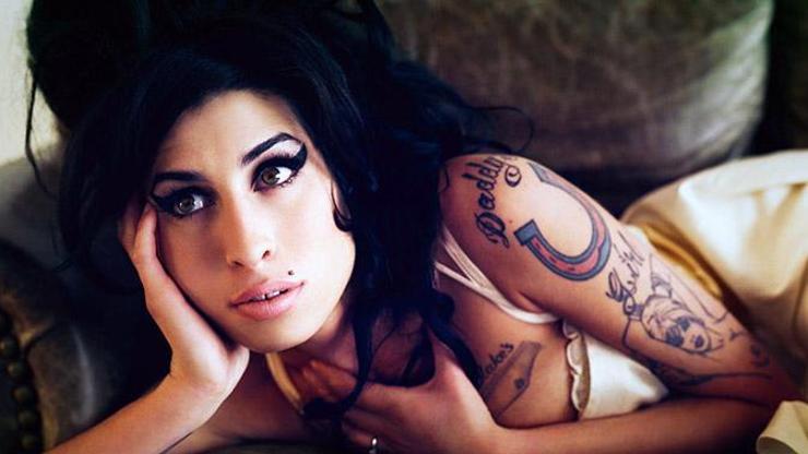 Uyuşturucudan değil baba sevgisi eksikliğinden ayakta duramayan kadın: Amy Winehouse
