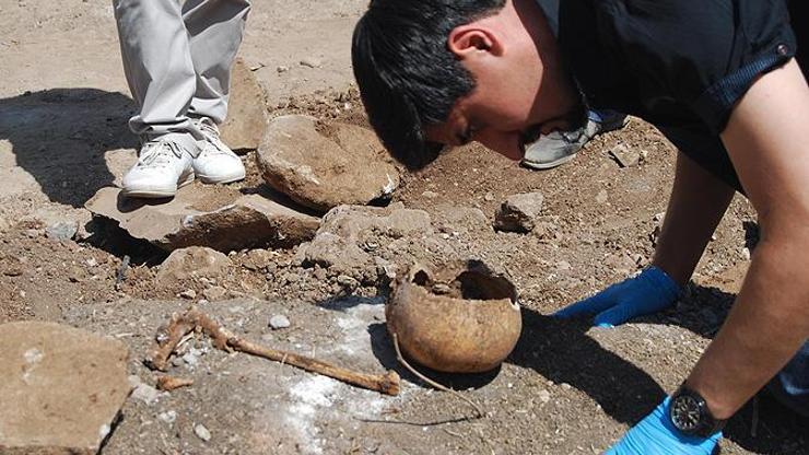 Eski sağlık ocağı bahçesinde insan kemikleri bulundu