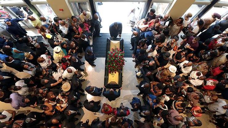 ABDde polisin öldürdüğü siyah genç için tören düzenlendi
