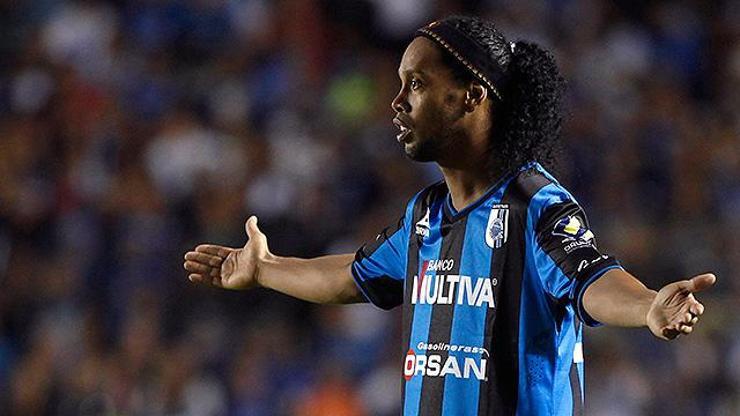 Ronaldinho Meksikadaki ilk maçında penaltı kaçırdı