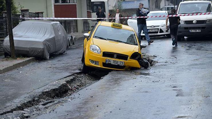 Küçükçekmecede yolda çökme meydana geldi