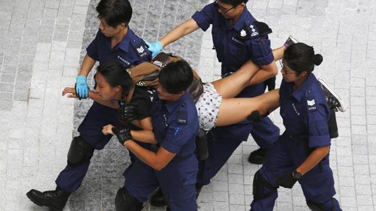 Hong Kongda öğrenci gösterilerine sert müdahale