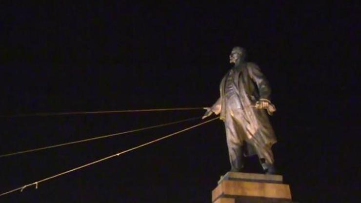 Ukraynanın en büyük Lenin heykeli yıkıldı