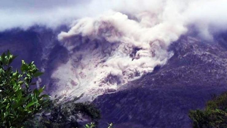 Sinabung Yanardağı alarmı devam ediyor