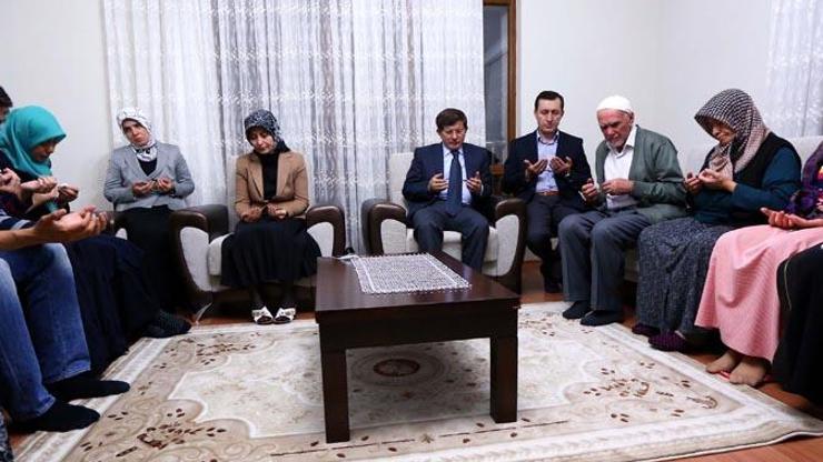 Başbakan Davutoğlundan şehitlerin ailesine taziye ziyareti