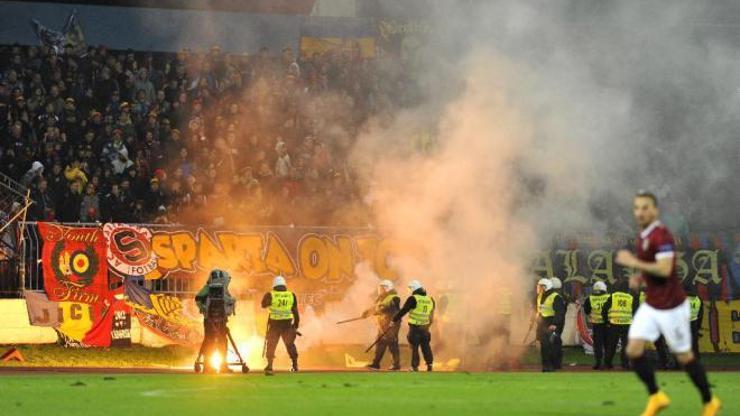 Slovan Bratislava - Sparta Prag maçı karıştı