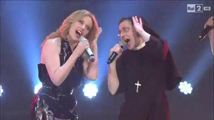 Bakire Gibi şarkısını söyleyen rahibeye Madonnadan destek