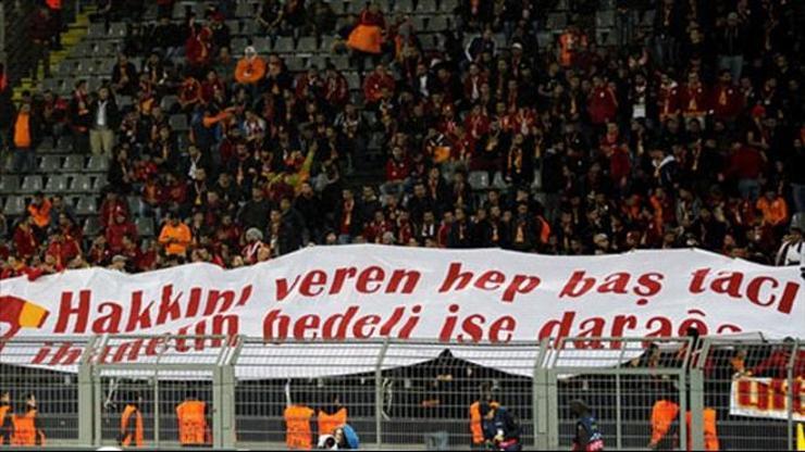 Galatasaraylı futbolculara tehdit gibi pankart