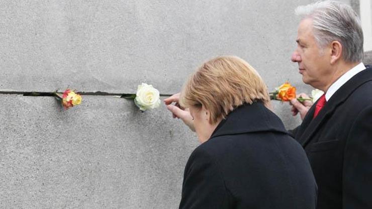 Merkel, Berlin Duvarının kalıntılarına gül bıraktı