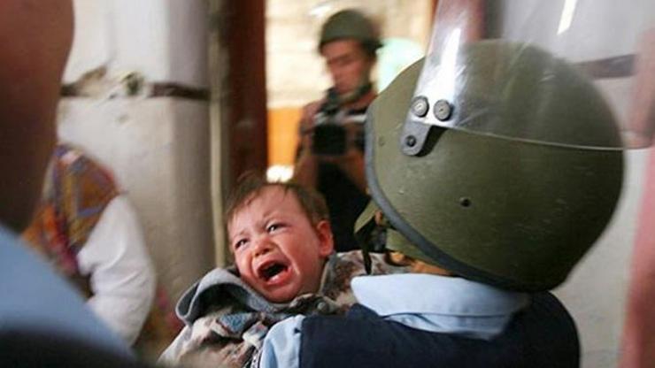 İsrail polisi iki yaşındaki Filistinliyi tutuklamak istedi
