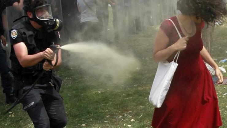 Kırmızılı kadına gaz sıkan polis karara itiraz etti