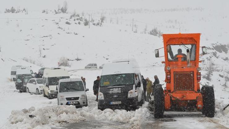 Şırnakta kar yağdı, 50 araç mahsur kaldı