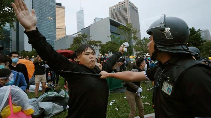 Hong Kongda göstericiler polisle çatıştı
