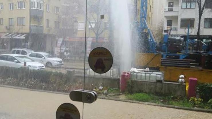 İstanbulda metro çalışması sırasında su borusu patladı