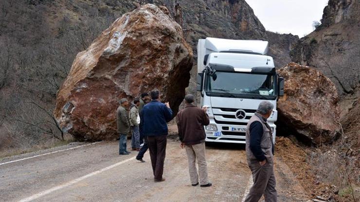 Tunceli-Erzincan karayoluna dev kayalar düştü