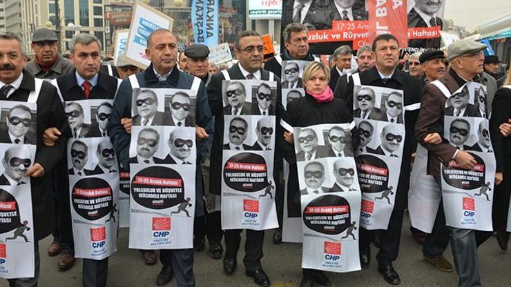 Afiş asamayan CHPliler ayaklı billboard oldu, 17 Aralıkı protesto etti