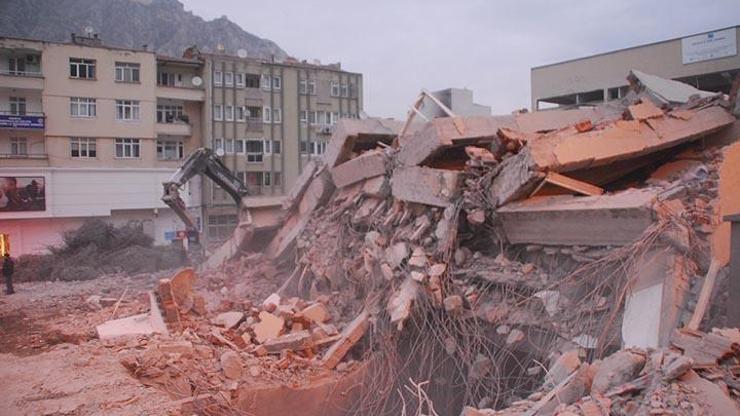 Amasyada 6 katlı bina çöktü, 1 işçi hayatını kaybetti