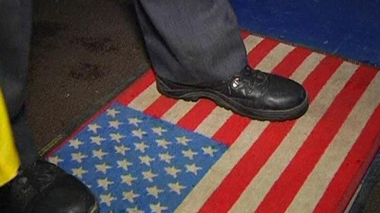 Ruslar ABD bayrağını paspas yaptı