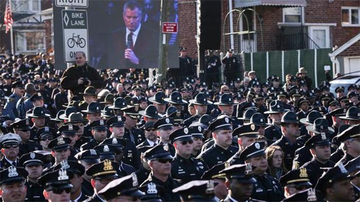 ABD: Öldürülen polisin cenazesine binlerce kişi katıldı