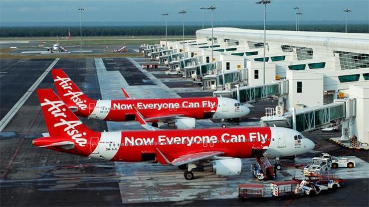 Endonezyadan Singapura giden AirAsia uçağı ile irtibat kesildi