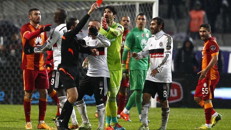 Beşiktaş-Galatasaray derbisinde Veli Kavlak bu hareketiyle kırmızı kart gördü