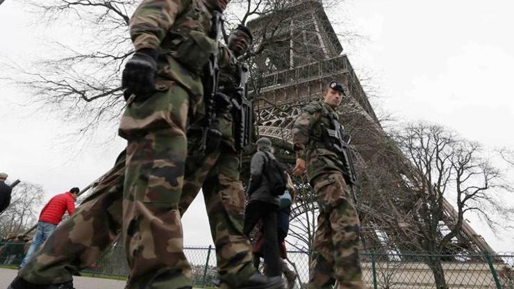 Paris sokaklarında askeri birlikler görevlendirildi