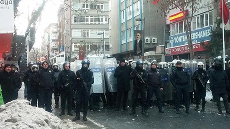 Öğrencilerin kartopu saldırısına, polisten plastik mermili savunma