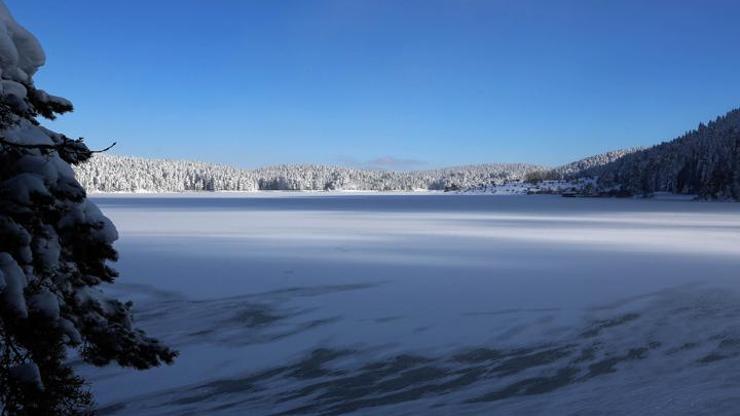 Dondurucu soğuk gölleri de dondurdu