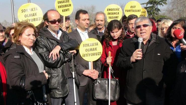 Engellilerden Büyükşehir Belediyesi önünde protesto