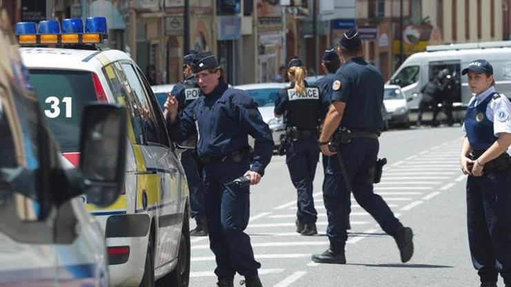 Paris saldırıları ile ilgili 12 kişi gözaltına alındı